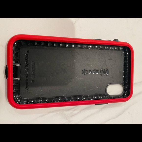 Bright red iPhone X speck case barely used - Picture 3 of 4